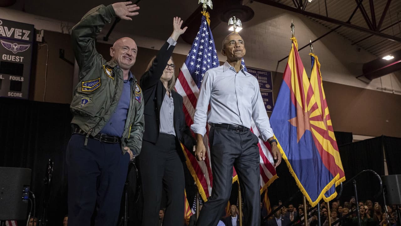 "Salgan a votar": Barack Obama pide en Arizona elegir a candidatos que protejan la democracia