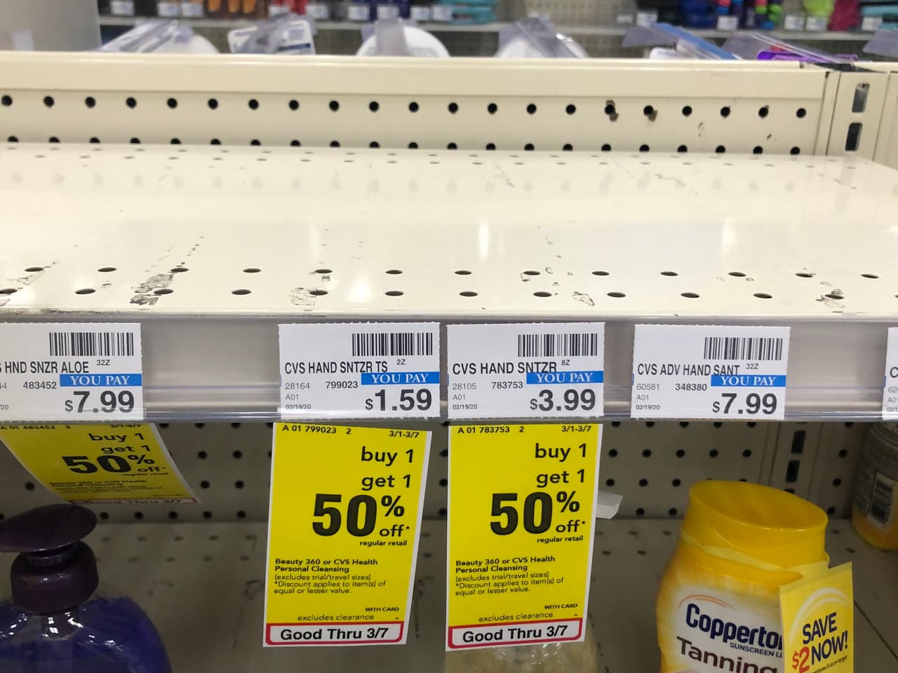 En un recorrido por varios CVS, Walgreens y Publix, se observan que los anaqueles están vacíos en el área de los productos de higiene, así como los usados para desinfectar.