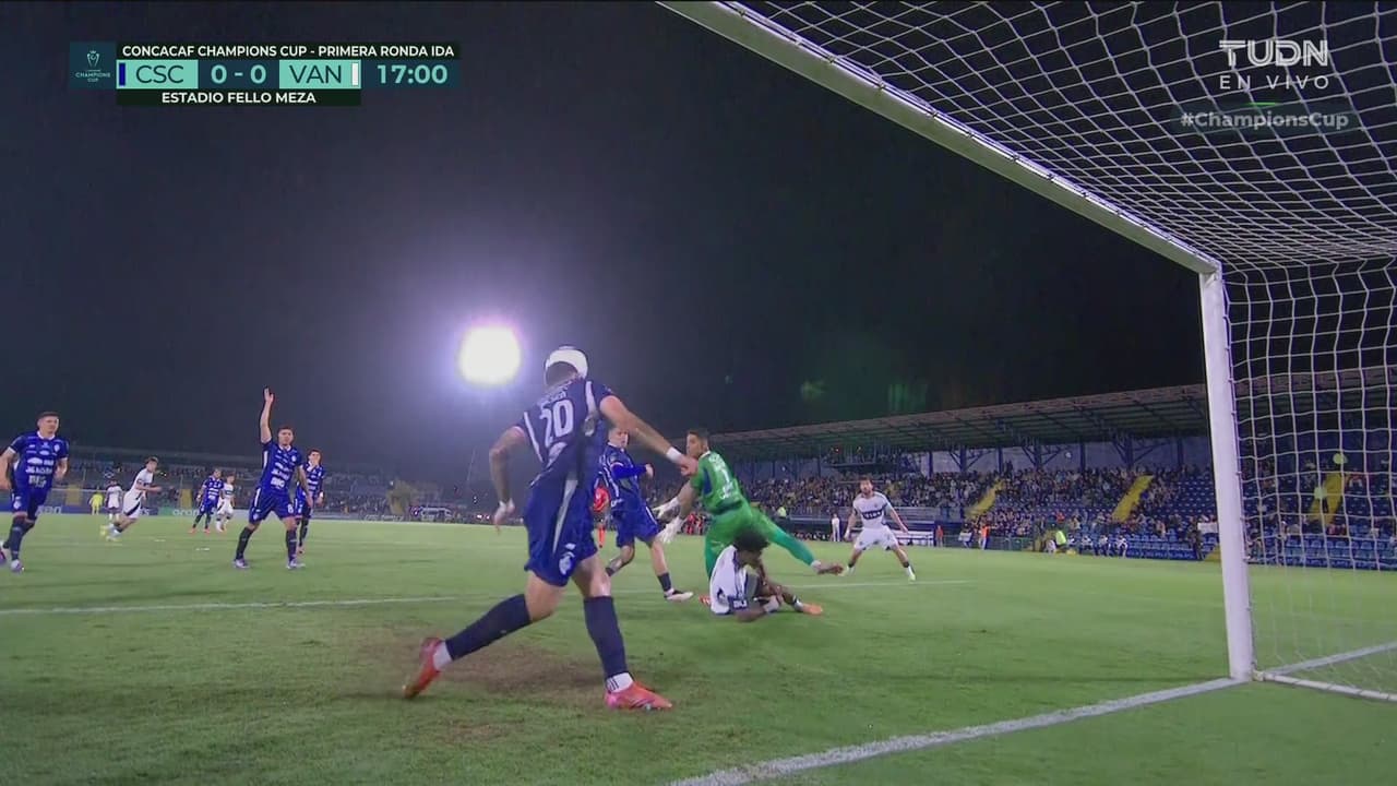 ¡En la línea! Enorme intervención defensiva ante chilena matona