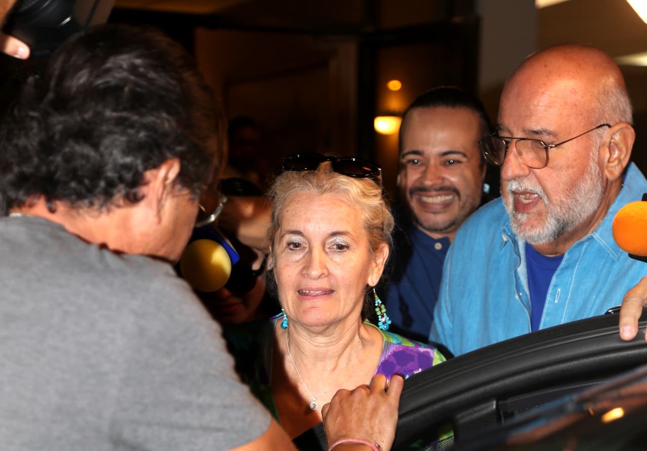 "En los últimos días 
<b><a href="https://www.univision.com/famosos/se-ha-muerto-el-amor-de-mi-vida-sara-salazar-viuda-de-jose-jose-da-sus-primeras-declaraciones-fotos">estaba débil y había dejado de comer</a></b>, por lo que tuvo que ser ingresado en el hospital", contó la hoy viuda del cantante.