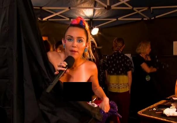 A pesar de que la toma duró apenas unos segundos, con esto fue suficiente para que en las redes sociales todos se volvieran locos.