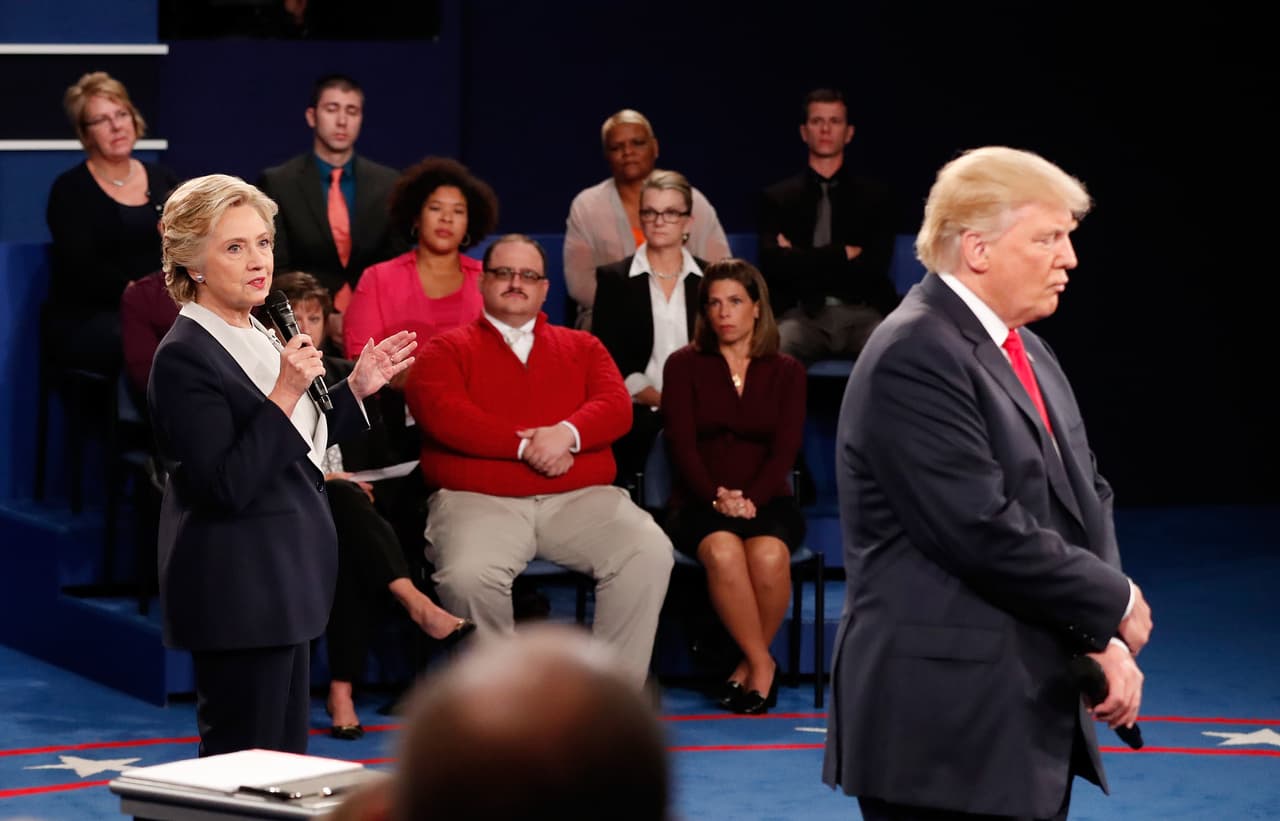 <b>El debate viral</b>. En el segundo encuentro entre los candidatos presidenciales Trump admite que su destreza como empresario justifica su comportamiento con los impuestos. Clinton denunció que su contendor la acosó con su actitud y su proximidad mientras ella respondía preguntas. Ken Bone, el hombre del suéter rojo (al centro) se convirtió en una referencia para las redes sociales, luego de su pregunta sobre las medidas energéticas. 10 de octubre de 2016