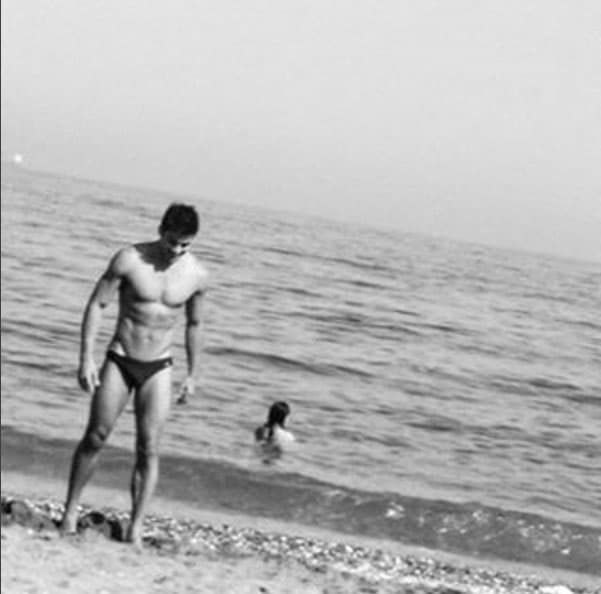 Carlos Rivera es muy celoso de su vida privada y tampoco se da caracterizado por ser un hombre que muestre su cuerpo por eso causó revuelo con esta foto en la playa: "Soy muy penoso, soy de pueblo. Por más que uno se vista y haga, siempre termina siendo vencido por de dónde eres; esas cosas me dan risa y me sonrojan un montón, no es algo en lo que pienso", comentó.