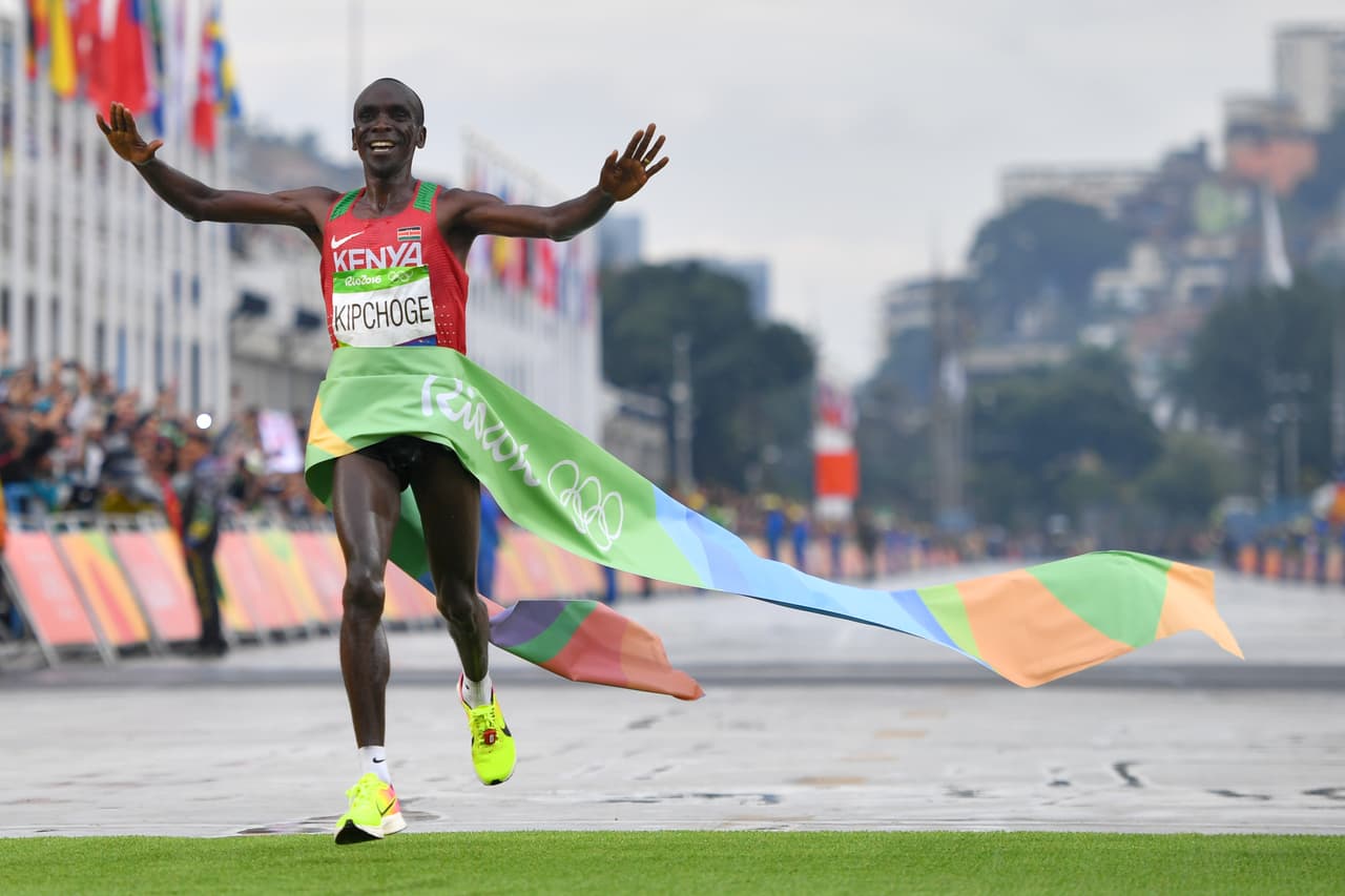 El Keniano Eliud Kipchoge gana el maratón de los Juegos Olímpicos, que finalizó en el Sambódriomo de Río de Janeiro.