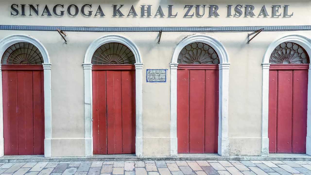 <b>Rua do Bom Jesus (Recife, Brasil)</b>
<br>
<br>Recife es una de las más importantes ciudades al este de Brasil y su hermosa calle Rua do Bom Jesus está llena de historia. En esta vía, que data del siglo XV, se construyó la primera sinagoga del continente, la sinagoga Kahal Zur Israel. El edificio, inaugurado en 1637, todavía sigue en pie para quienes deseen visitarlo.
<br>
