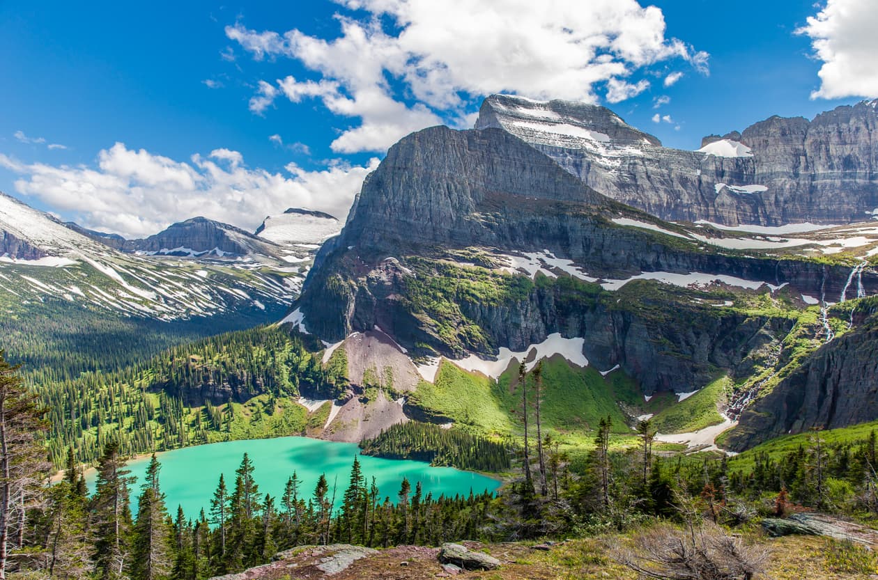 <b>2. Glacier National Park (Parque Nacional de los Glaciares), Montana:</b> este parque, ubicado en la frontera de Montana con Canadá, alberga restos de los glaciares de la edad de hielo, a los cuales debe su nombre. Esta es una de las grandes atracciones naturales del país y un sitio muy visitado por excursionistas de todo tipo ya que cuenta con gran cantidad de senderos y rutas para todos los públicos, desde agradables paseos entre cedros hasta el empnado Grinnel Glacier. Con más de un millón de acres (unas 1,500 millas cuadradas) el parque natural tiene más de 700 lagos, varias cascadas y dos cadenas montañosas. Pero aparte de sus increíbles características geológicas, también alberga una rica historia, como la carretera Going-to-the-Sund, un recorrido panorámico de 50 millas a través del parque que es una maravilla de la ingeniería y un Monumento Histórico Nacional.