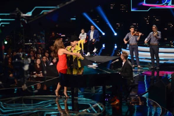 ¿Espinoza o Cristian? Ambos cantantes trataron de explicar cómo se seduce a una dama y dieron tremenda clase de consejos, los cuales aplicaron con la bella Galilea Montijo.