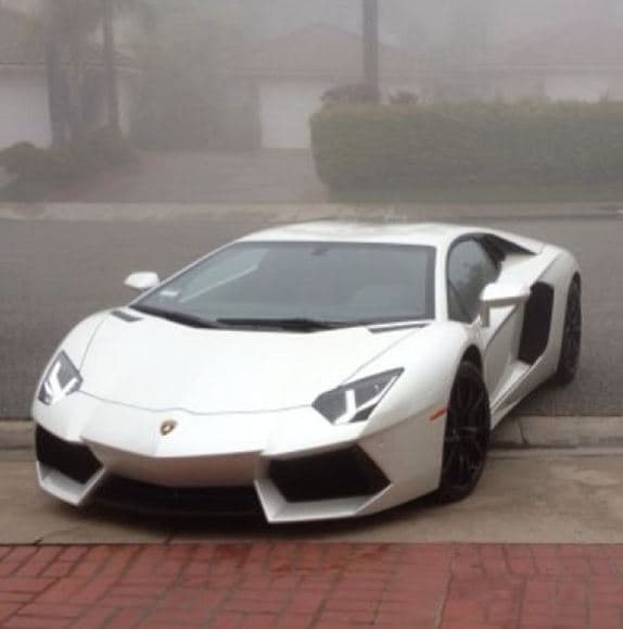 <b>Saúl 'Canelo' Álvarez</b>
<br>El boxeador mexicano tiene una gran colección y la muestra sin tapujos en sus redes sociales. 
<a href="http://www.univision.com/temas/mercedes-benz"><b>Mercedes-Benz</b></a>, 
<a href="http://www.univision.com/temas/Ferrari"><b>Ferrari</b></a>, 
<a href="http://www.univision.com/temas/Porsche"><b>Porsche</b></a> están en su lista, pero ninguno ocupa su corazón como su 
<a href="http://www.univision.com/noticias/lamborghini/lamborghini-aventador-lp720-4-50-aniversario-fotos"><b>Lamborghini Aventador LP700-4</b></a>.