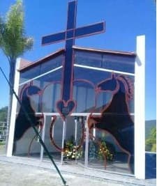 Finalmente, luego de dos años, el mausoleo quedó listo y a la entrada del mismo se aprecian figuras de lo que él más amaba, sus caballos y su guitarra.