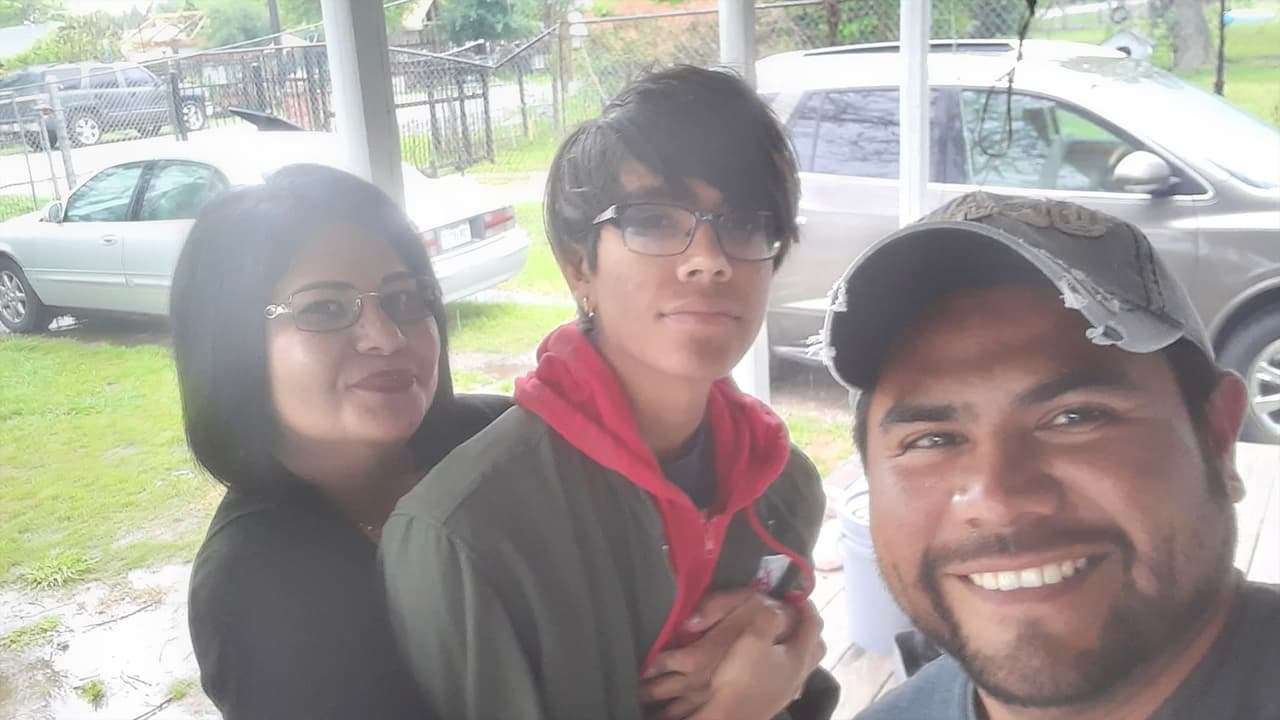 Lorenzo es un joven social que siempre está en compañía de sus amigos. Sin embargo, este fue el primer cumpleaños que lo pasa sin ellos, por lo que sus padres quisieron alegrarle el día.