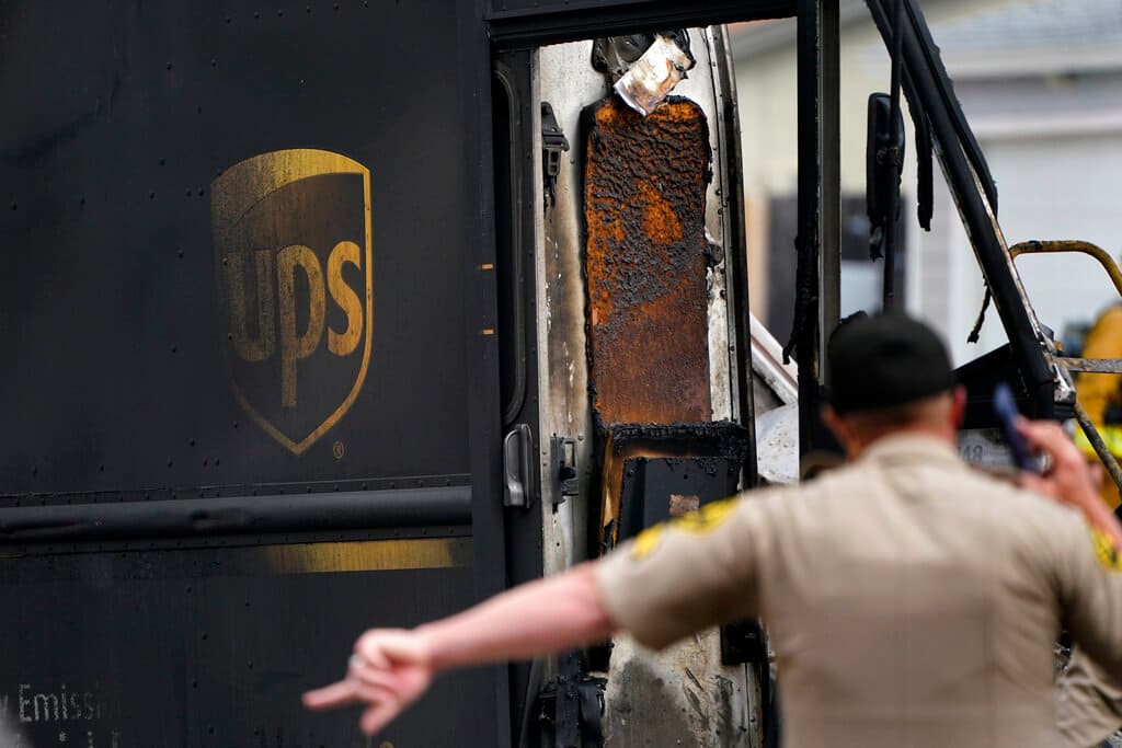 Una imagen del camión de UPS que se quemó durante el desplome.