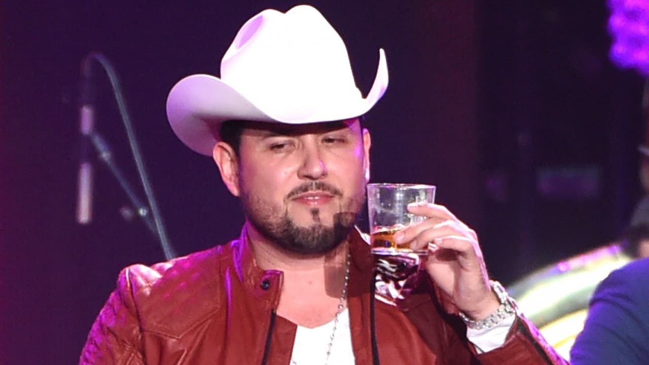 Madre acompaña a su hija a denunciar a Roberto Tapia; alegan que tuvo sexo con una menor