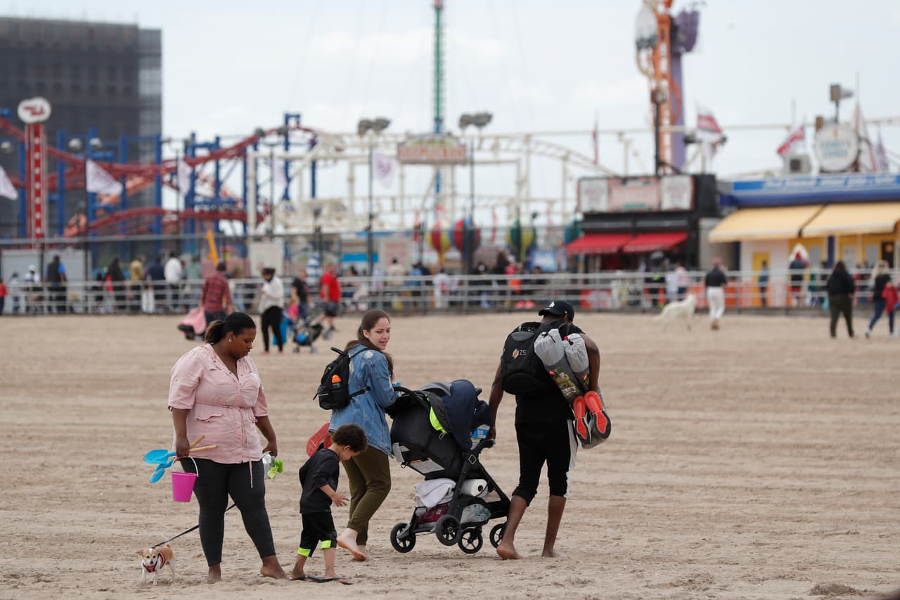 Varios grupos visitaron el muelle de Coney Island en Nueva York, el fin de semana del Memorial Day. Este estado, uno de los más afectados por la pandemia, ha ido relajando paulatinamente las medidas de protección.