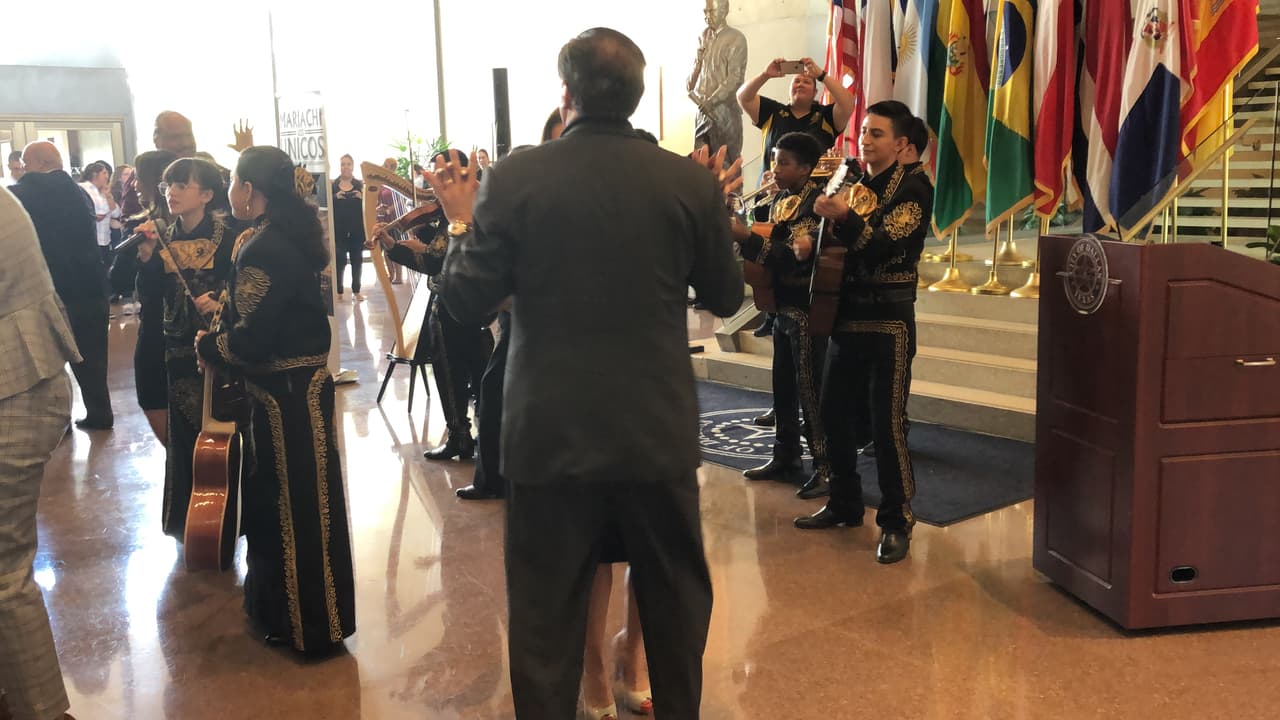 Elba García, comisionada del distrito 4 para el condado de Dallas, junto a su esposo Domingo Garcia, presidente de La Liga de Ciudadanos Latinoamericanos Unidos (LULAC) disfrutando del evento.