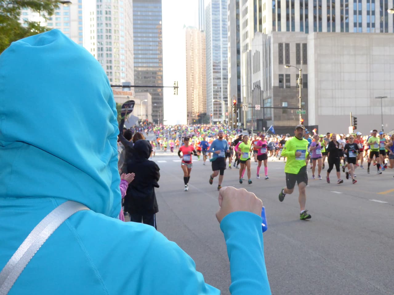 Miles de corredores de más de 100 país se dieron cita en el Maratón de Chicago desde muy temprano. Mira imágenes del ambiente que se está viviendo en este evento deportivo.
