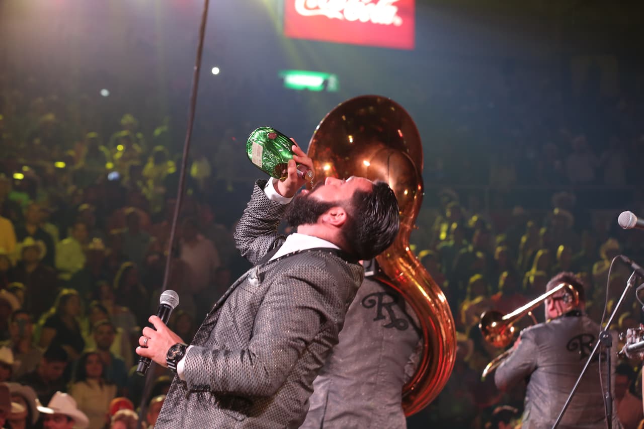 Para cantar con más sentimiento, Charlie toma un trago directo de la botella.