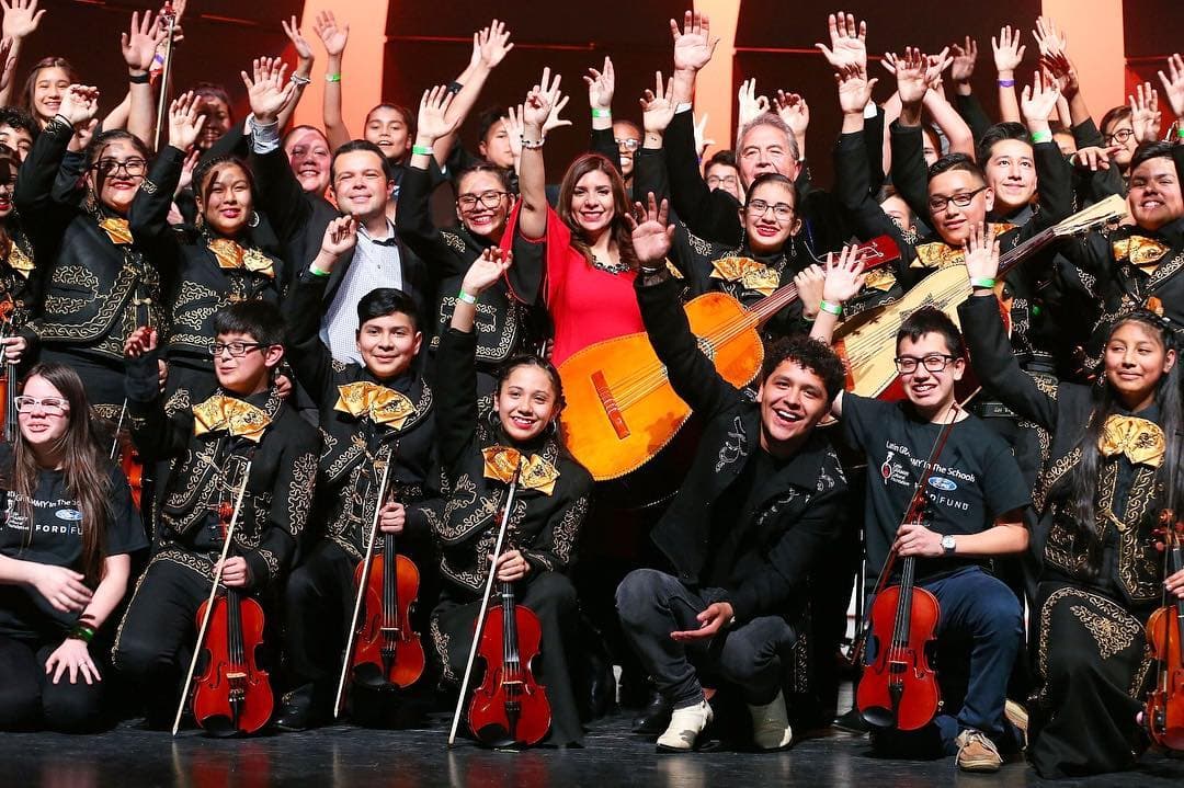 La Fundación Cultual Latin GRAMMY invita a artistas, músicos profesionales e ingenieros de sonido a visitar escuelas intermedias y secundarias, universidades o institutos de música para que platiquen a los estudiantes historias y experiencias personales que destacan la perseverancia y los esfuerzos necesarios para superar obstáculos y dificultades en su carrera.