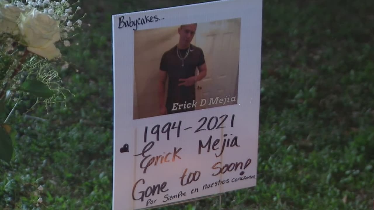 Los padres, seres queridos y amigos de Erick Mejía se reunieron en el lugar donde el joven fue baleado para realizar una vigilia y pedir que se haga 
<b><a href="https://www.univision.com/local/san-antonio-kwex/no-quiero-que-la-muerte-de-mi-hijo-quede-impune-familiares-realizan-vigilia-en-memoria-de-erick-mejia-quien-murio-a-manos-de-las-autoridades-video">justicia en el caso.</a></b>