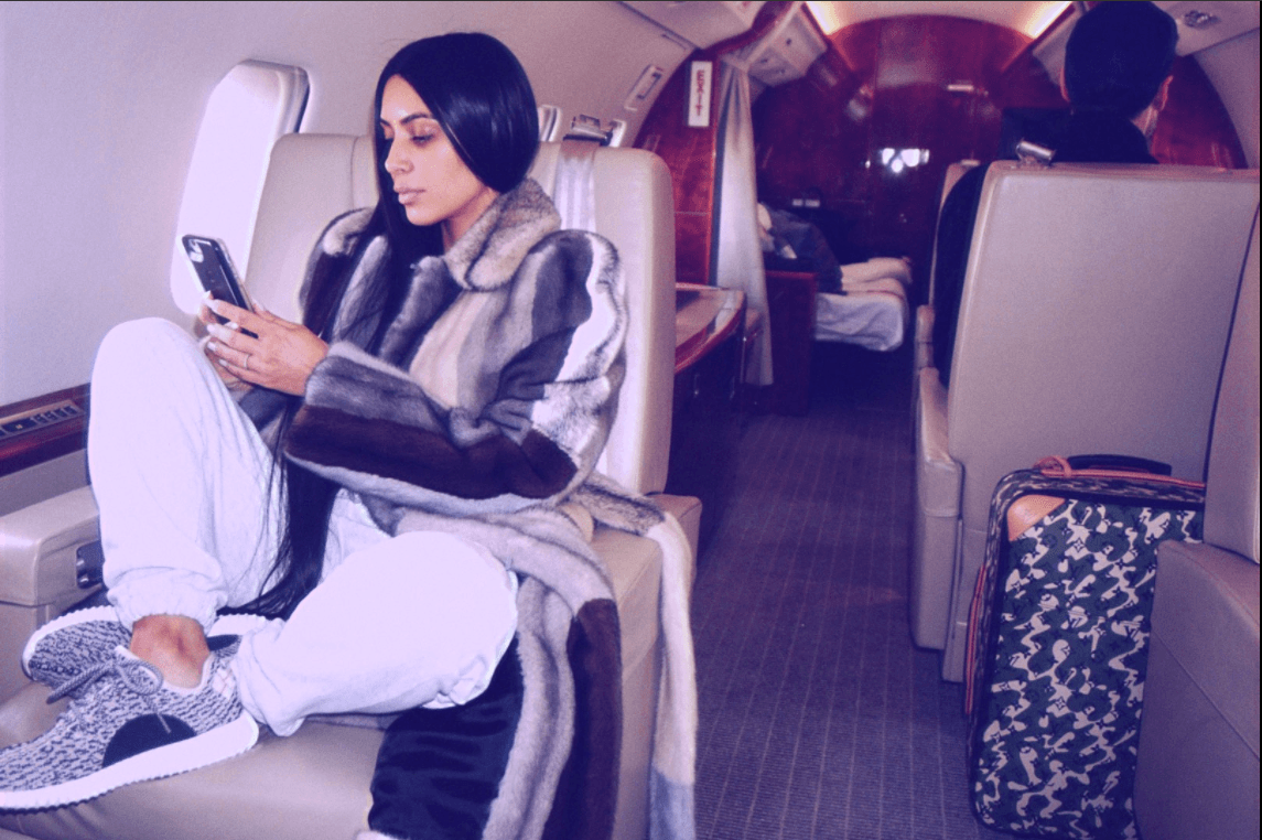 Finalmente como toda celebridad multimillonaria, cuando Kim Kardashian no se transporta a bordo de alguno de los 
<b>vehículos más caros y lujosos del mundo</b>, lo hace a bordo de algún 
<b>jet privado</b>.
<br>