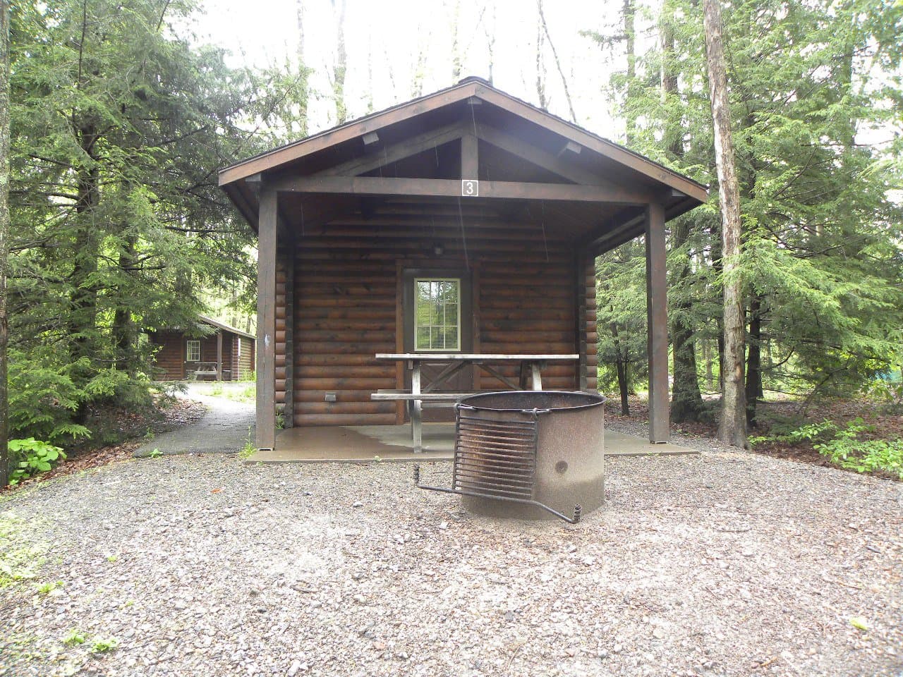 <b><a href="https://www.dcnr.pa.gov/StateParks/FindAPark/TuscaroraStatePark/Pages/default.aspx">Tuscarora State Park</a></b>. El parque cuenta con seis cabañas para acampar. Cada cabaña tiene capacidad para cinco personas y tiene paredes y suelos de madera, ventanas, luces y enchufes eléctricos, calefacción eléctrica, literas, porche, mesa de picnic y anillo para fogatas, y cuentan con una ducha cercana. El parque también cuenta con yurtas.
<br>
<br>
<b><a href="https://goo.gl/maps/AFhVmfoEkwMLwcY1A">Cómo llegar</a></b>