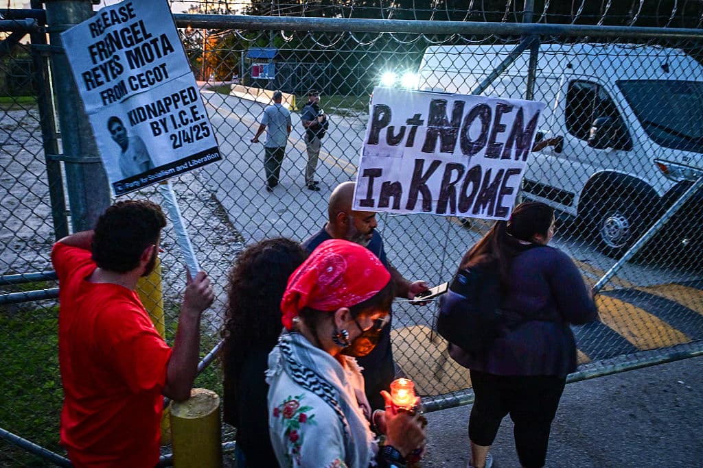 Mientras el presidente Donald Trump cumple su promesa de campaña de realizar arrestos y deportaciones masivas de migrantes, 
<b>Krome, el centro de detención de inmigrantes más antiguo de Estados Unidos</b>, enfrenta manifestaciones para que se respeten los derechos de los allí internos.