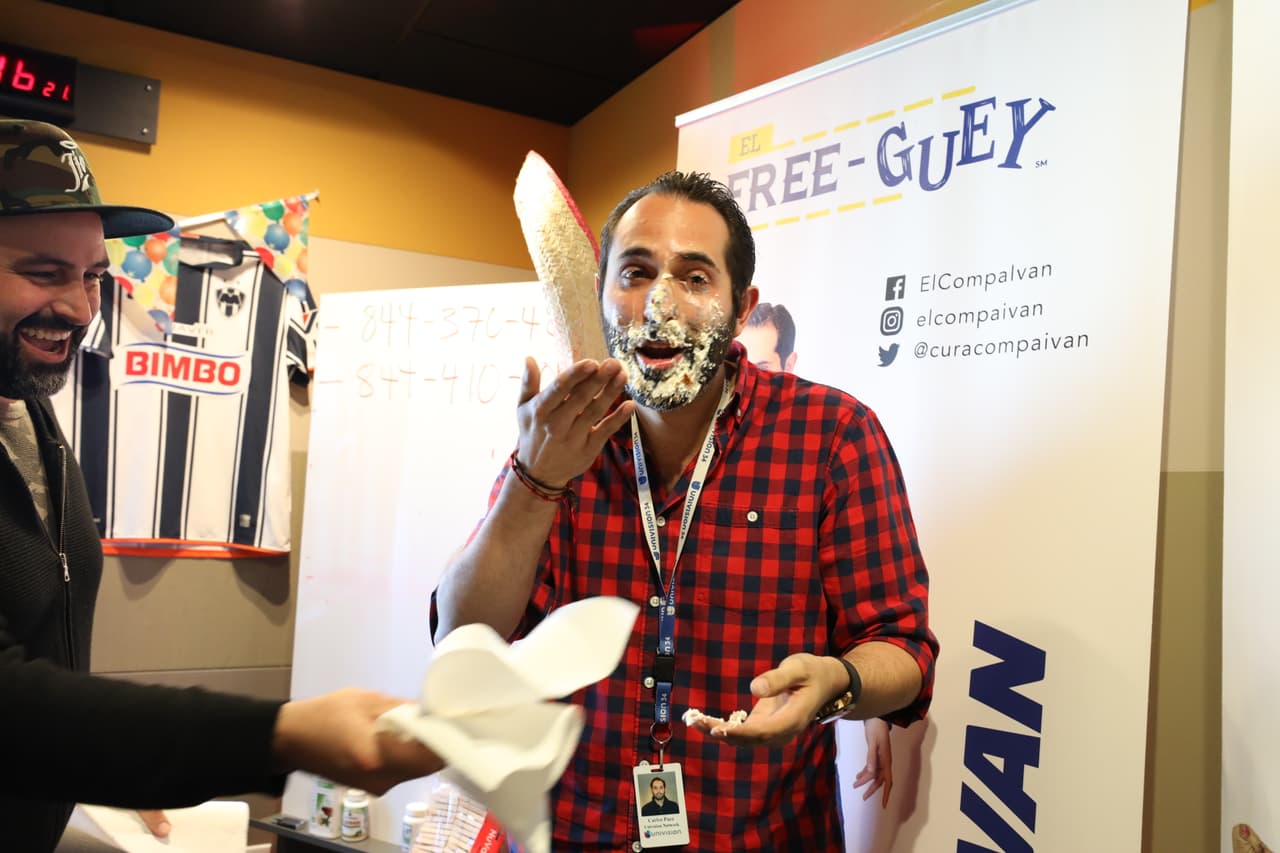 Dos días después de la celebración oficial de su cumpleaños,
<b>El Compa Ivan </b>fue festejado por sus compañeros del show, con pastel y tremenda mordida (con empujón incluído).