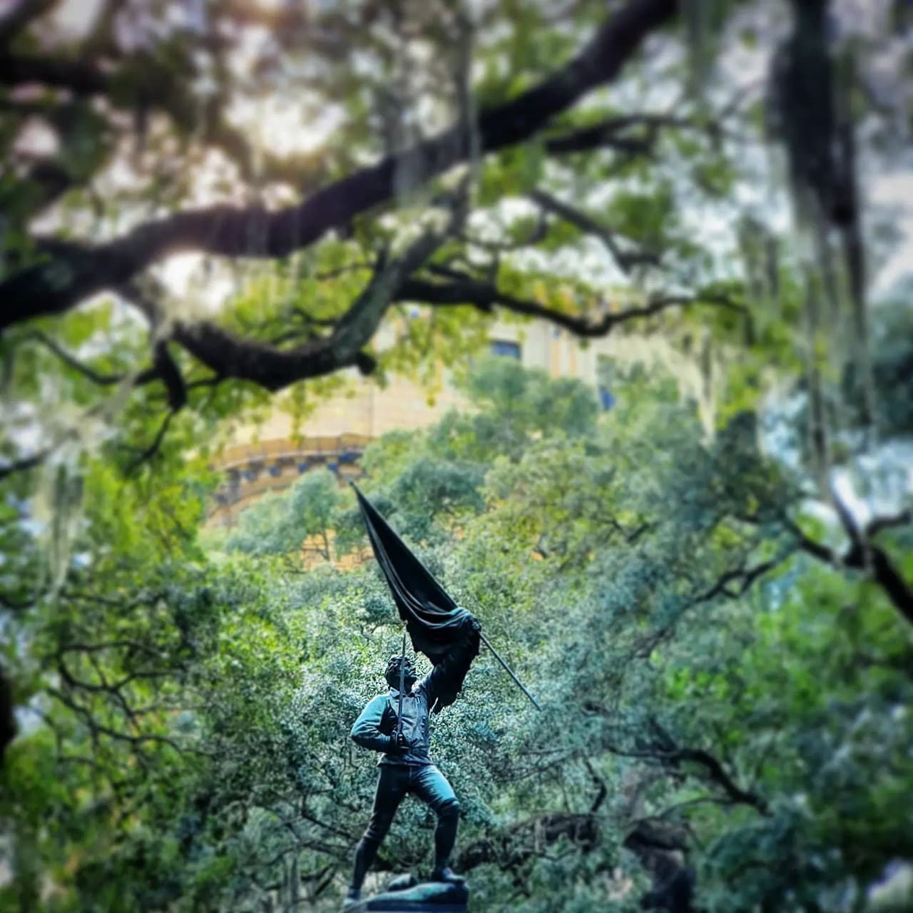 Desde el asedio de Savannah en 1779, que dejó cientos de muertos y heridos, hasta la captura de Savannah en la Guerra Civil estadounidense por el general T. Sherman, los especuladores dicen que estas batallas dejaron un residuo espiritual y las almas de los soldados inestables permanecieron en las tierras y hogares de los suelos manchado de sangre.