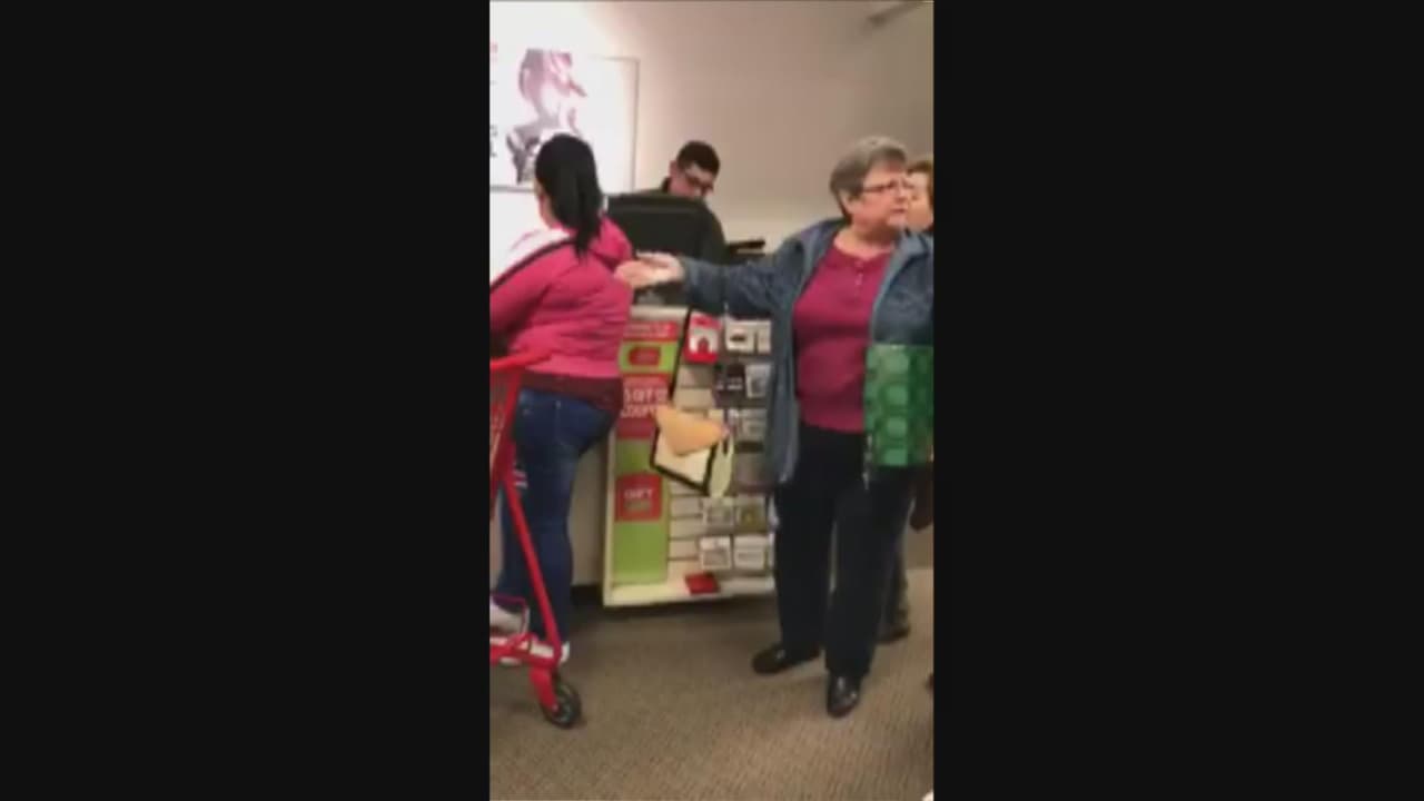 El centro comercial donde fueron insultadas dos latinas quiere impedir la entrada "permanentemente" a la agresora