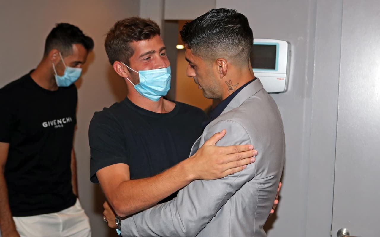 Entre lágrimas y palabras emotivas, el uruguayo se despidió del club al cual perteneció por seis años y siendo el tercer máximo anotador en la historia del Barcelona.