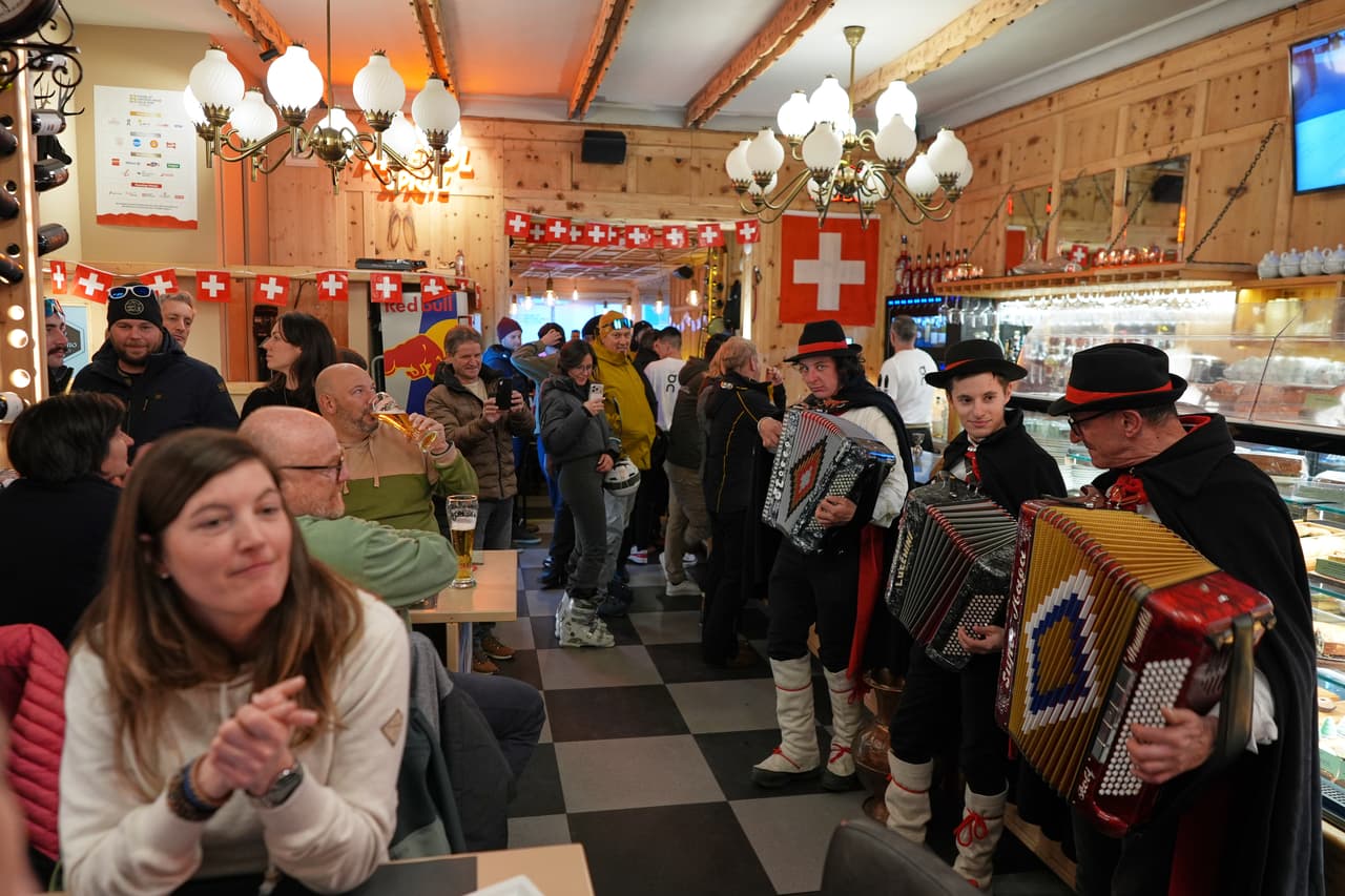 Los acordeonistas, de derecha a izquierda, Flavio Bottoni, Alberto Canclini y Marco Compagnoni, se detienen a interpretar algunas canciones en un bar mientras recorren las calles de Bormio, Italia, como parte de las festividades de los Juegos Olímpicos de Invierno de 2026, el domingo 8 de febrero de 2026. (Foto AP/Rebecca Blackwell)