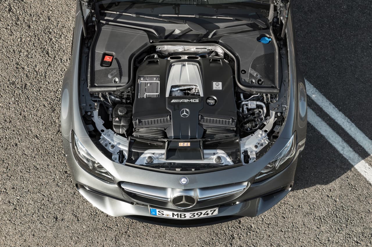 Su V8 biturbo de 4.0 litros hecho a mano por ingenieros artesanos de AMG produce 563 caballos de fuerza y 553 lbs.-pie de torque bajo el capó del E63, mientras que en el E63S la potencia llega a 603 caballos de fuerzay 627 lbs.-pie de torque.