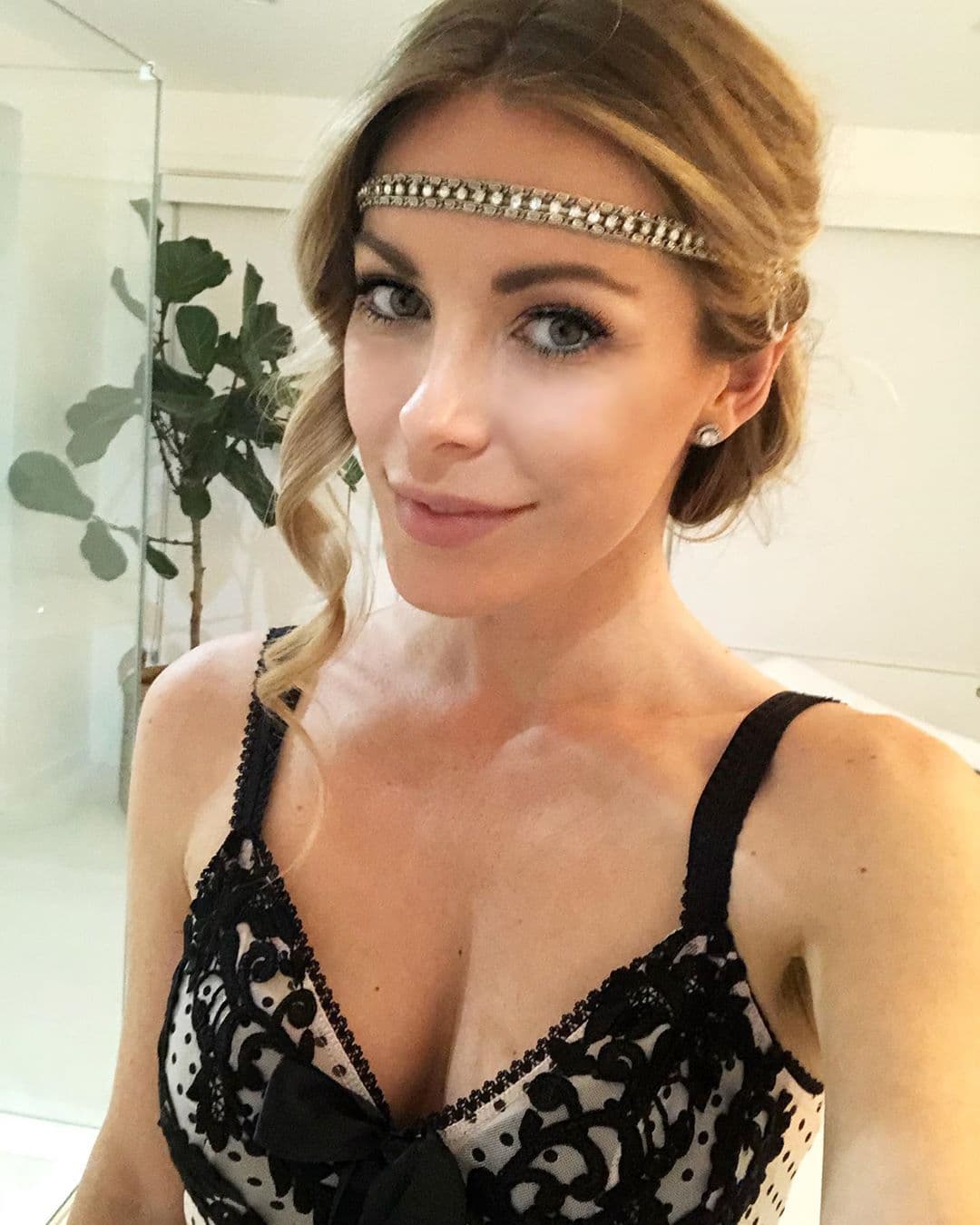 Crystal Hefner, la última esposa del magnate de Playboy, Hugh Hefner, también contrajo Lyme sin percatarse de ello. Tras luchar contra este padecimiento, escribió en su 
<a href="https://crystalhefner.com/2018/09/10/my-experience-with-lyme-disease-and-breast-implant-illness/" target="_blank">blog</a> acerca de la experiencia.