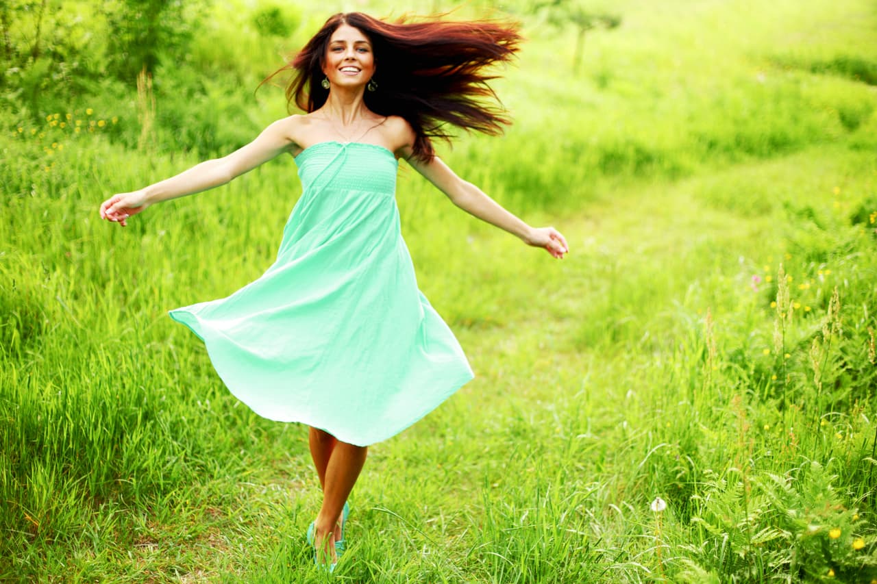 El eclipse te inspira a mirarlo todo en conjunto y dejar atrás ciertas actitudes negativas que pudieron haberte alejado de una persona querida.