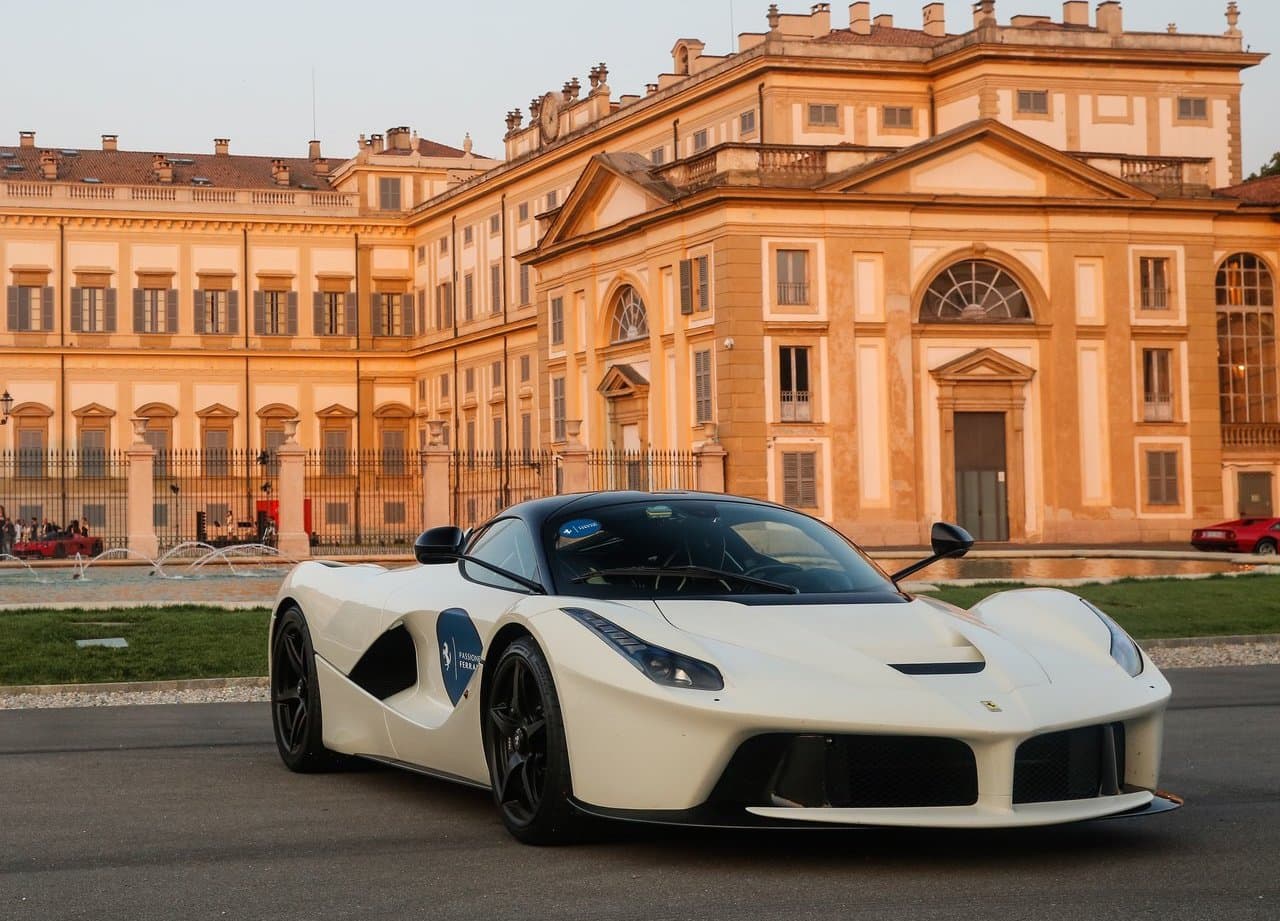 <b>7) Ferrari LaFerrari – 1,040,383 publicaciones</b>
<br>Potencia: 950 caballos de fuerza
<br>0-60 mph (98 km/h): 2.3 segundos
<br>Velocidad máxima: 217 mph (349 km/h)
<br>Precio: $1.4 millones
<br>