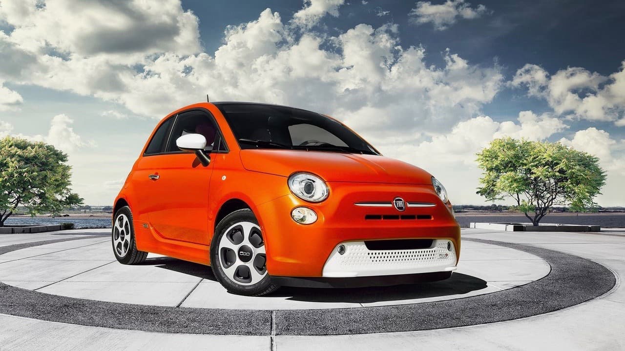 <b>Fiat 500e</b>
<br>
<br>A diferencia del BMW i3 y del Chevy Bolt el 500e, la versión eléctrica del Fiat 500 es un vehículo estrictamente de ciudad, un papel en el cual brilla intensamente. Su diminuto tamaño lo hace ideal para tránsito urbano y su autonomía de 84 millas te hará pensar dos veces antes de salir de la ciudad con el. El BMW i3 tiene la misma autonomía pero al menos proporciona una conducción entusiasta de la cual el pequeño Fiat carece.