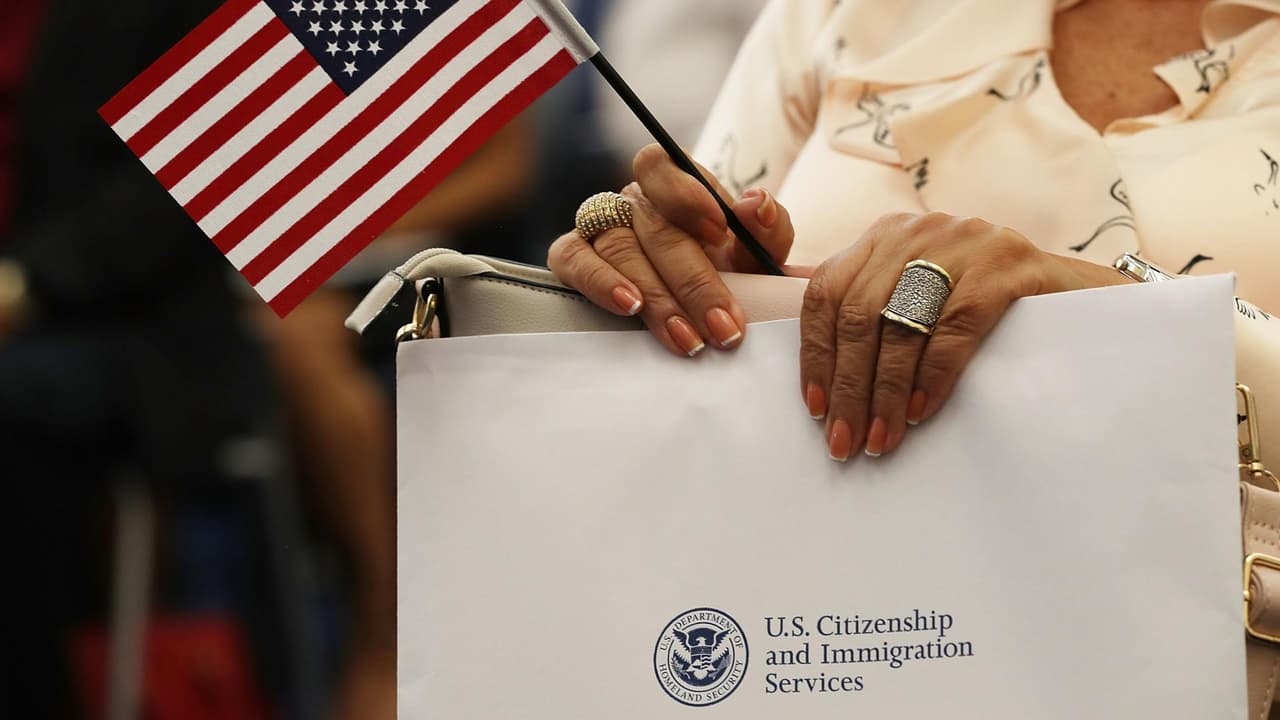 Centro Pew: naturalización de inmigrantes en EEUU es la más alta en una década