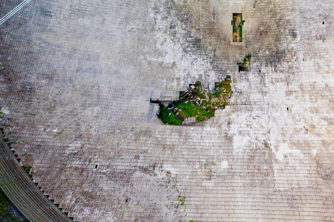 Esta vista aérea muestra un agujero en los paneles parabólicas del Observatorio de Arecibo en Arecibo, Puerto Rico, el 19 de noviembre de 2020.