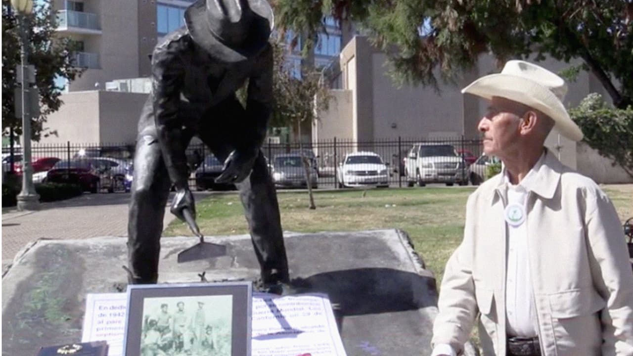 Bernabé Lora Lora, quien fue bracero, contempla la estatua que recuerda a estos trabajadores de la comnunidad hispana.