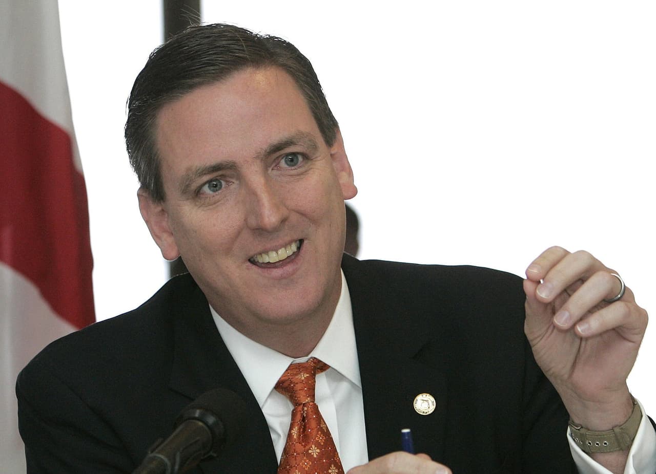 Renuncia secretario estatal de Florida por fotos suyas disfrazado de víctima del huracán Katrina, con la cara pintada de negro