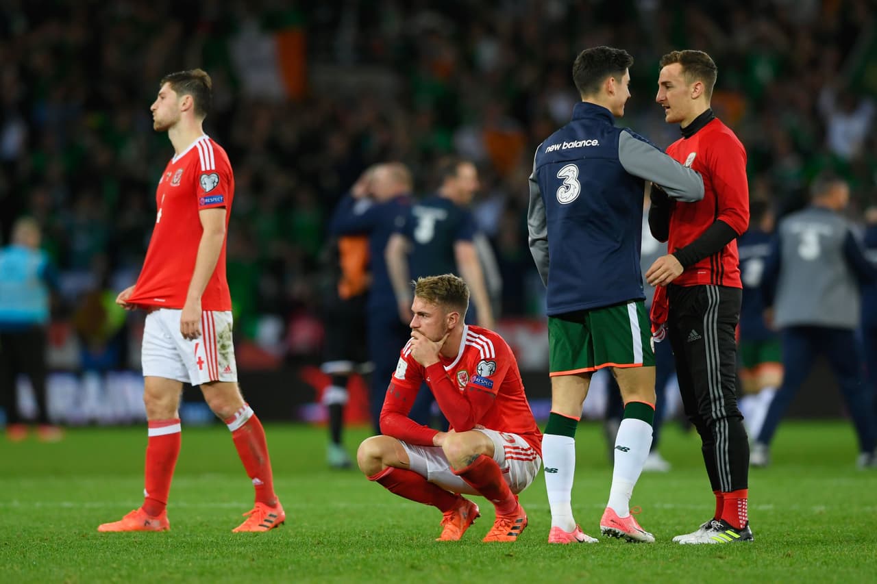 Saludo entre los equipos, alegría para la visita y desazón en los locales.