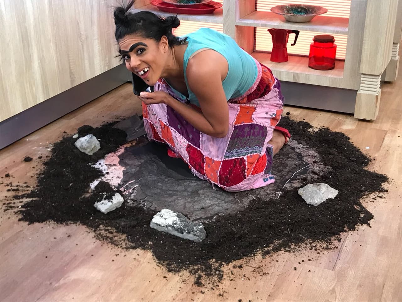 Ocurrente como siempre, Mela la Melaza estaba muy concentrada haciendo un túnel para poder llegar a Despierta América.