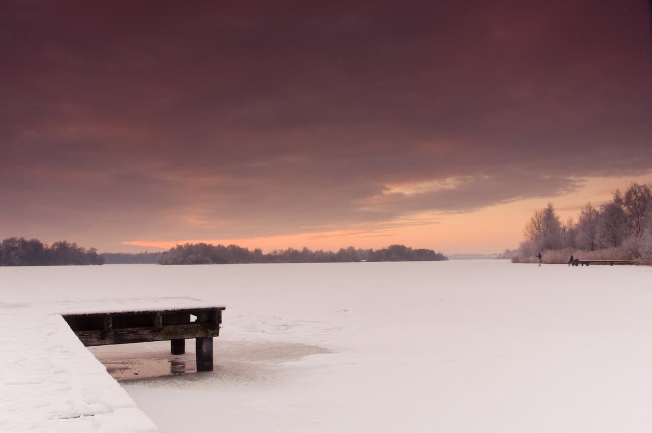 El solsticio de invierno en el hemisferio norte ocurrirá exactamente a las 4:19 Hora Universal del domingo 22 de diciembre, o sea, las 11:19pm hora del este de Estados Unidos, de ahí que se considere el día 21/22 como un día cúspide, el día en que cambia el signo pues en algunas latitudes aún estará rigiendo Sagitario cuando ya en otras habrá comenzado Capricornio.
