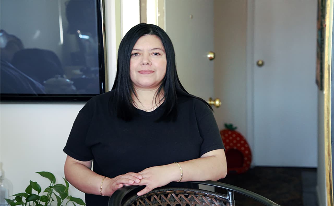 <b>Margarita Cruz.</b>
<br>
<b>Trump National Golf Club, Westchester, New York.</b>
<br>Llegó a Estados Unidos en 2009. Trabajaba de cajera en un restaurante en Puebla, México. 
<a href="https://www.univision.com/shows/al-punto/que-nos-respete-el-reclamo-de-dos-indocumentados-que-fueron-botados-tras-anos-de-trabajo-en-un-campo-de-golf-de-trump-video">Dice que presentó documentos falsos para trabajar en el club. Según ella nadie los revisó. </a>“Pon tu nombre, tu dirección y tu firma. Y en esas hojas tenía una cruz en donde tenía que poner mi firma. Puse mi firma y eso fue todo ya. Nunca más volvió a decir nada".