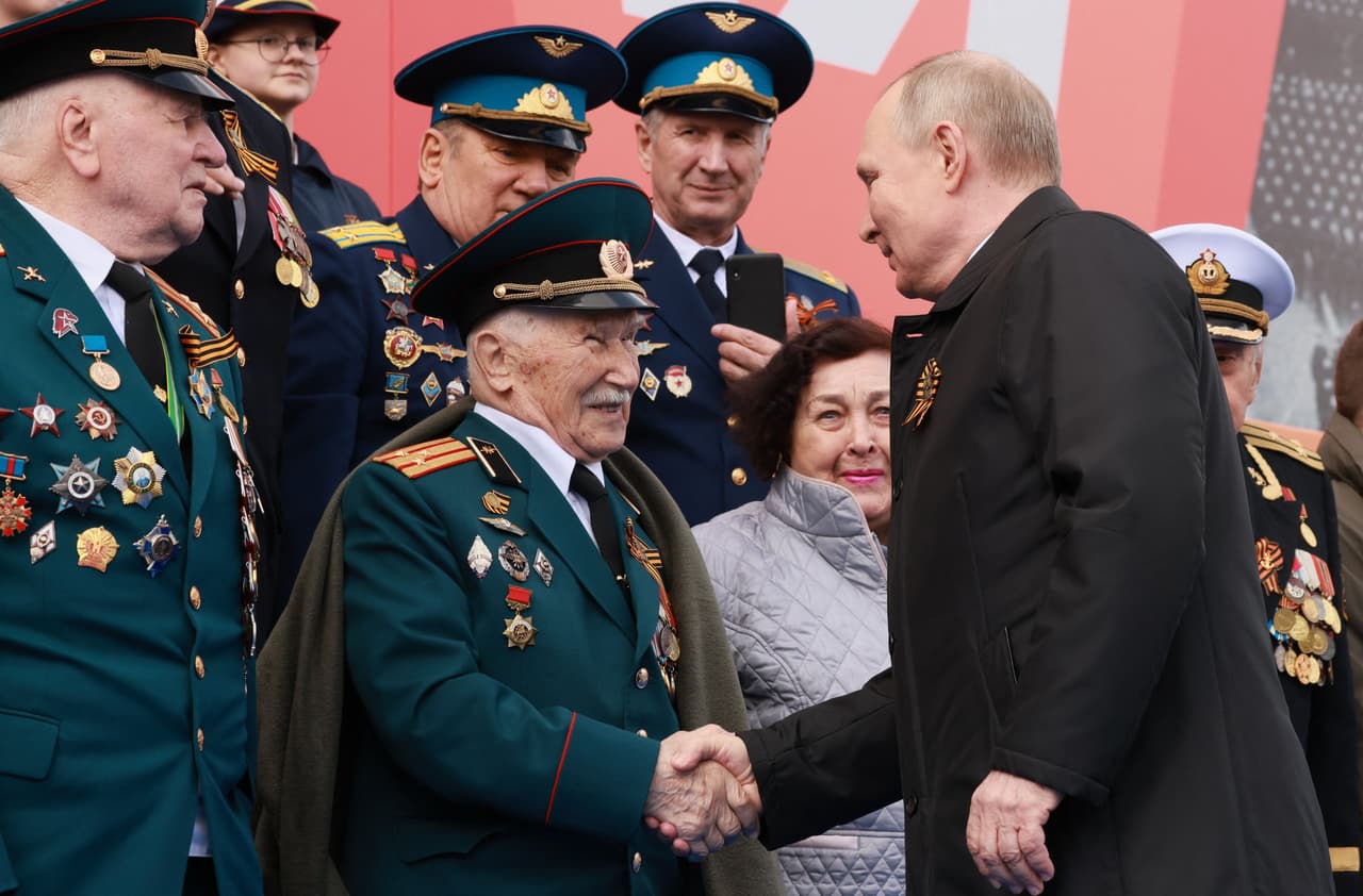 Putin saluda a veteranos.
<b>Grupos de derechos humanos informaron un aumento en las llamadas de personas que preguntaban sobre las leyes relacionadas con la movilización y sus derechos en caso de que se les ordene unirse al ejército.</b>
<br>
<br>
<br>