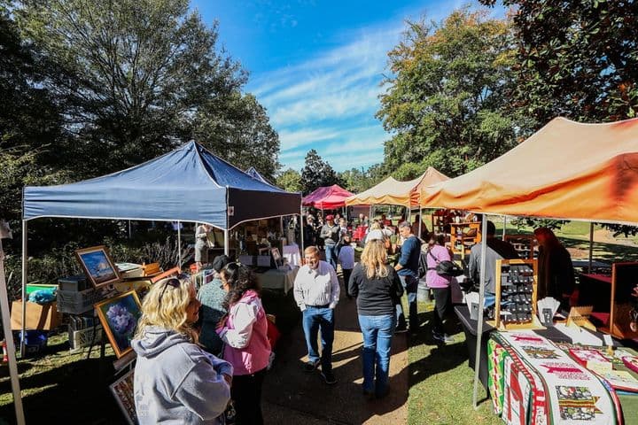 <b><a href="https://raleighnc.gov/arts/join-us-fall-arts-fair-nov-5-fred-fletcher-park">Fall Arts Fair (5 de noviembre)</a></b>: Comienza temprano tus compras navideñas en la Feria de Artes de Otoño en Fred Fletcher Park. La feria contará con más de 50 vendedores de artistas locales que trabajan en varios medios. Este día de diversión familiar también incluirá música en vivo, camiones de comida y actividades artísticas prácticas y demostraciones dirigidas por artistas docentes del centro de artes.