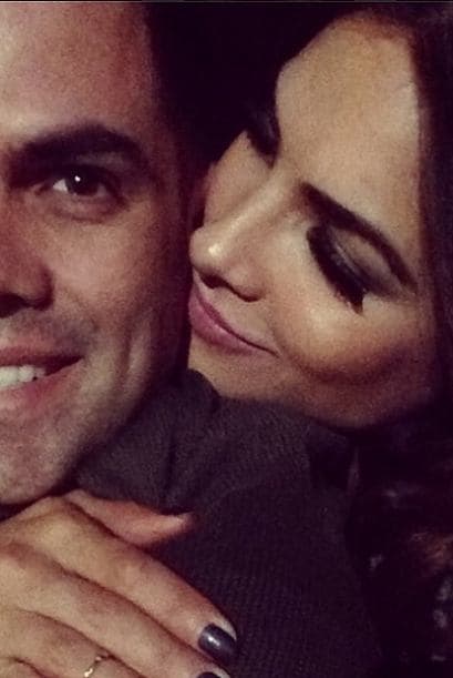 Además, Alejandra tiene un secreto... el amor de su esposo que la complementa en todo aspecto.  