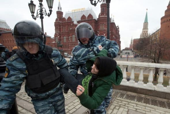 Sin embargo, dentro de Moscú también hubo un contingente de decenas de personas que se manifestaron contra la invasión rusa.