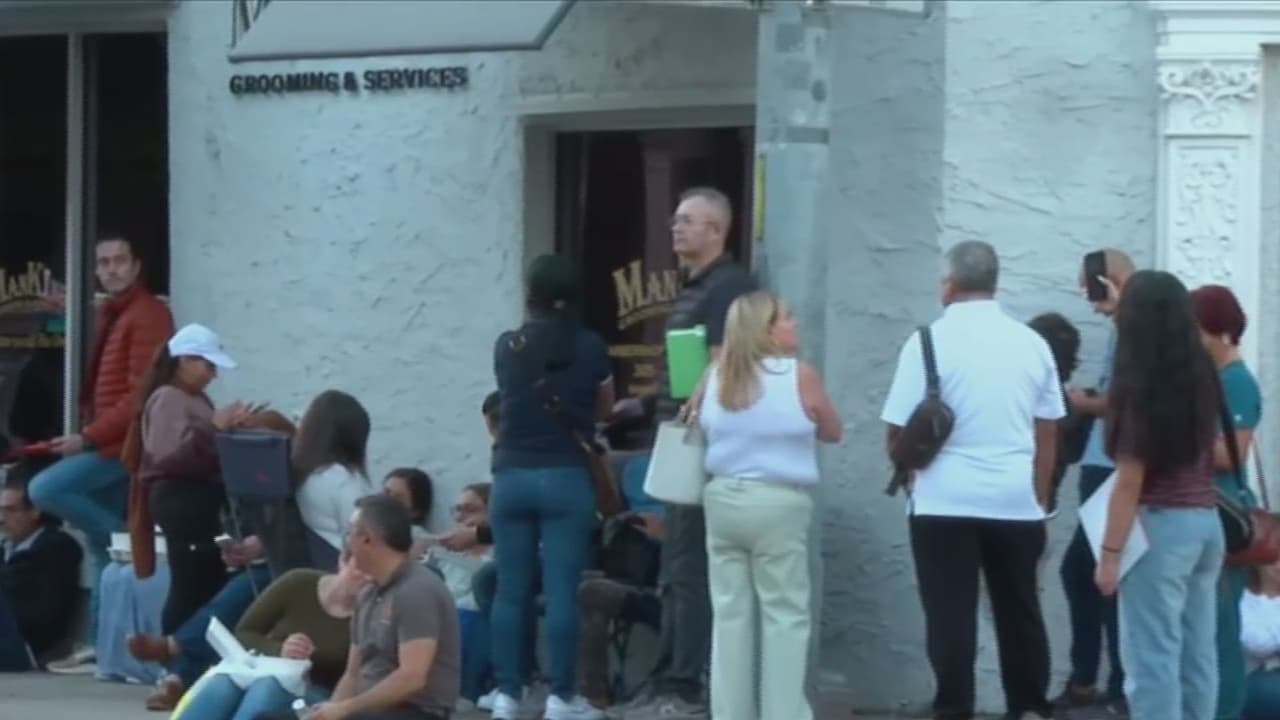 Llegan de madrugada al consulado de Colombia y deben esperar horas para hacer un trámite