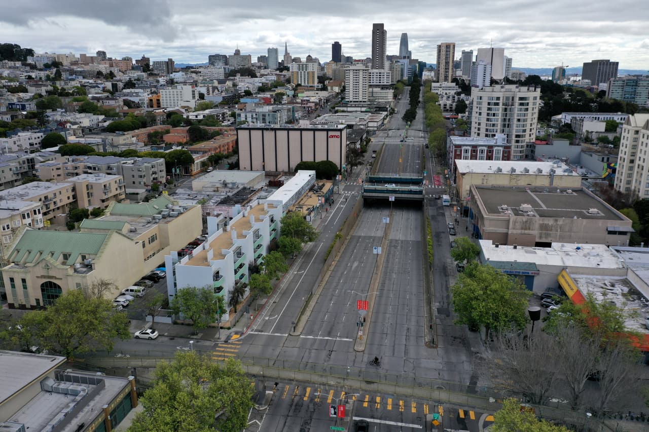 <b>Bulevar Geary. </b>Las nuevas restricciones buscan en gran medida limitar la presencia de gente en parques y centros de recreación, al igual que mantener una distancia social adecuada en los negocios esenciales que permanecen abiertos.