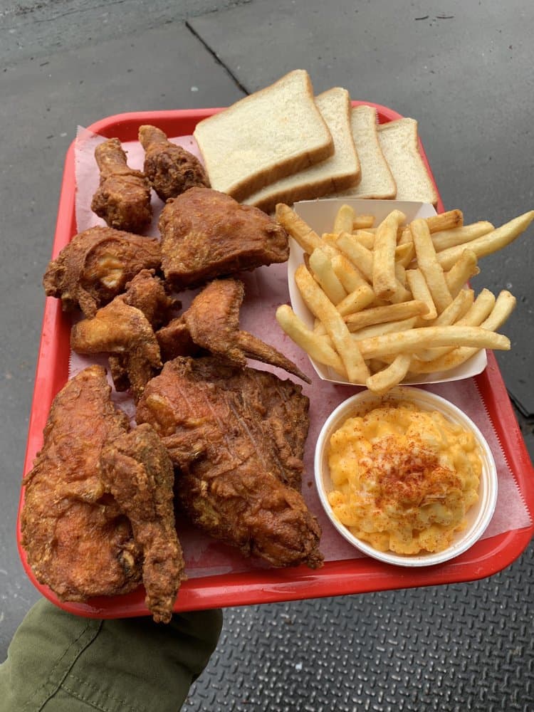 <b>Gus's World Famous Fried Chicken</b>
<br>Dirección: 231 W Peachtree St NE Ste A-05 Atlanta, GA 30303
<br>Teléfono: (404) 996-2837
<br>Sitio web: 
<a href="http://gusfriedchicken.com">http://gusfriedchicken.com</a> 
<br>
<b><a href="https://www.yelp.com/map/guss-world-famous-fried-chicken-atlanta">Cómo llegar</a></b>
<br>
<br>Los propietarios indican que su nombre lo dice todo y que se especializan “en una sola cosa: pollo frito”.